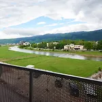 Apartman River View *
